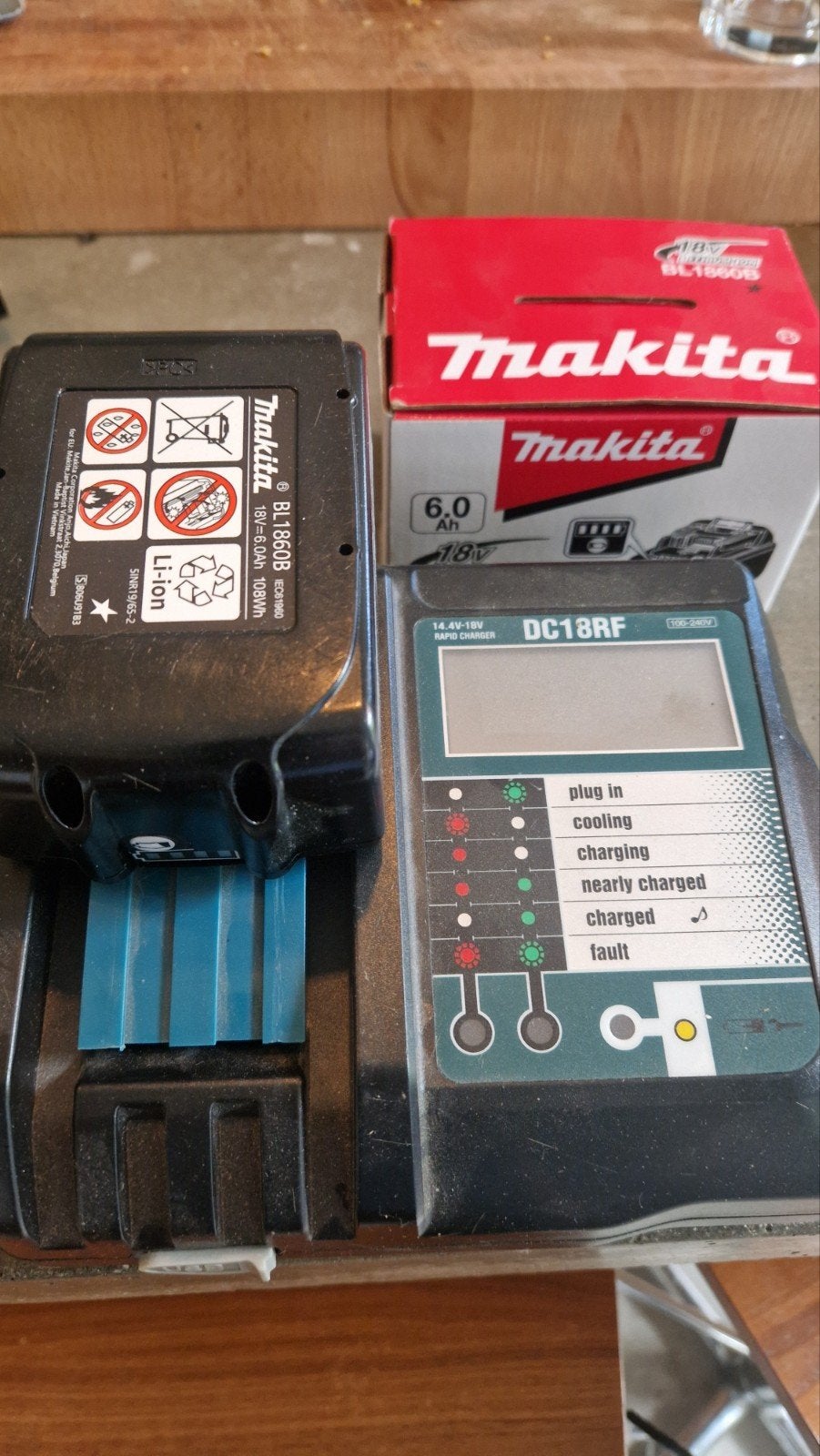 Makita 18V accu 6.0Ah met snellader DC18RF, Ophalen of Verzenden, Zo goed als nieuw, Overige typen