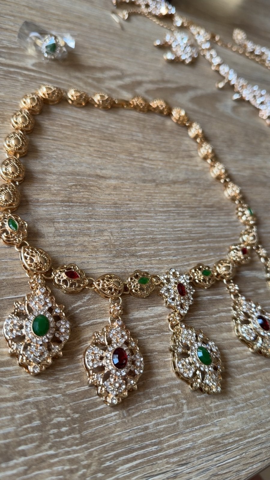 Mooie gouden juwelensetje met steentjes, nieuw in verpakking, Sieraden, Tassen en Uiterlijk, Overige materialen, Nieuw, Ophalen of Verzenden
