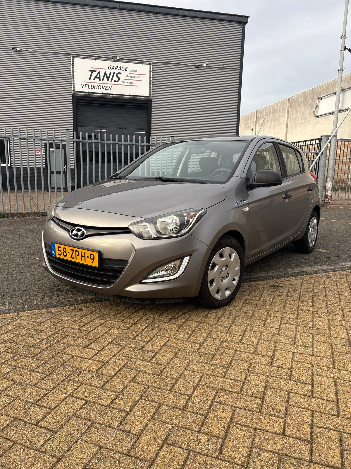 Hyundai i20 1.2I 5-DRS 2013 Grijs, 4 cilinders, Origineel Nederlands, Handgeschakeld, Zilver of Grijs