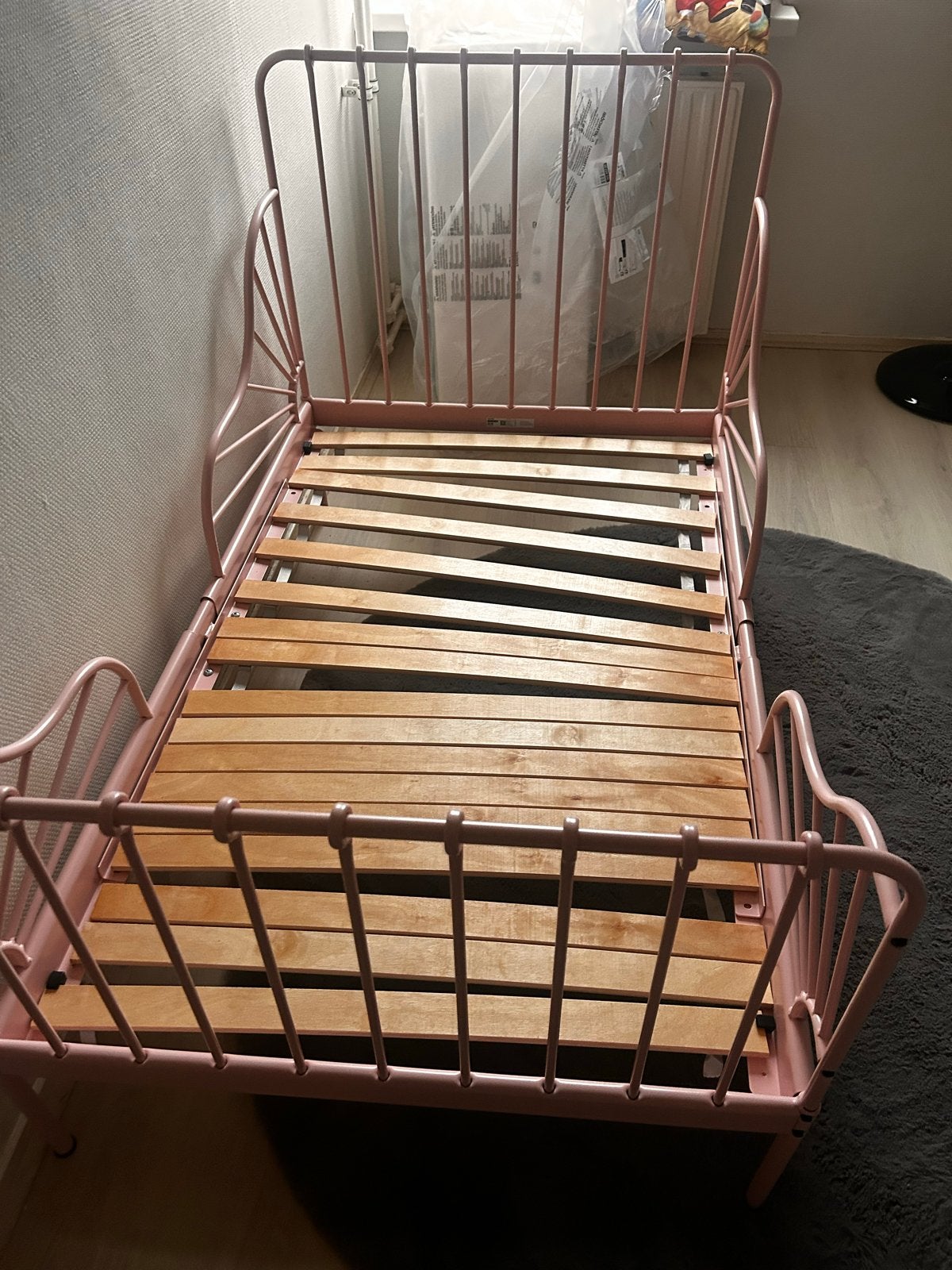 Roze metalen kinderbed met lattenbodem (Ikea Minnen), Ophalen, Gebruikt, 90 cm, 200 cm