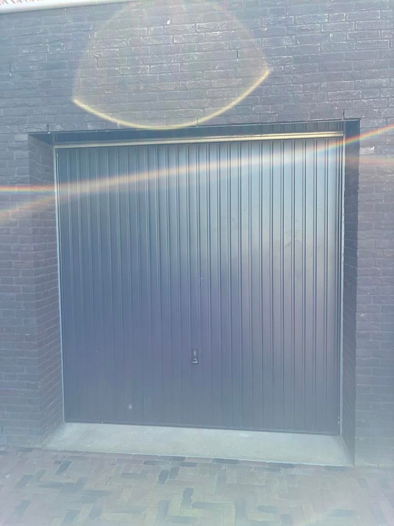 Donker grijze geisoleerde kantelbare garagedeur merk hormann, Ophalen, Garagedeur, Zo goed als nieuw, Metaal