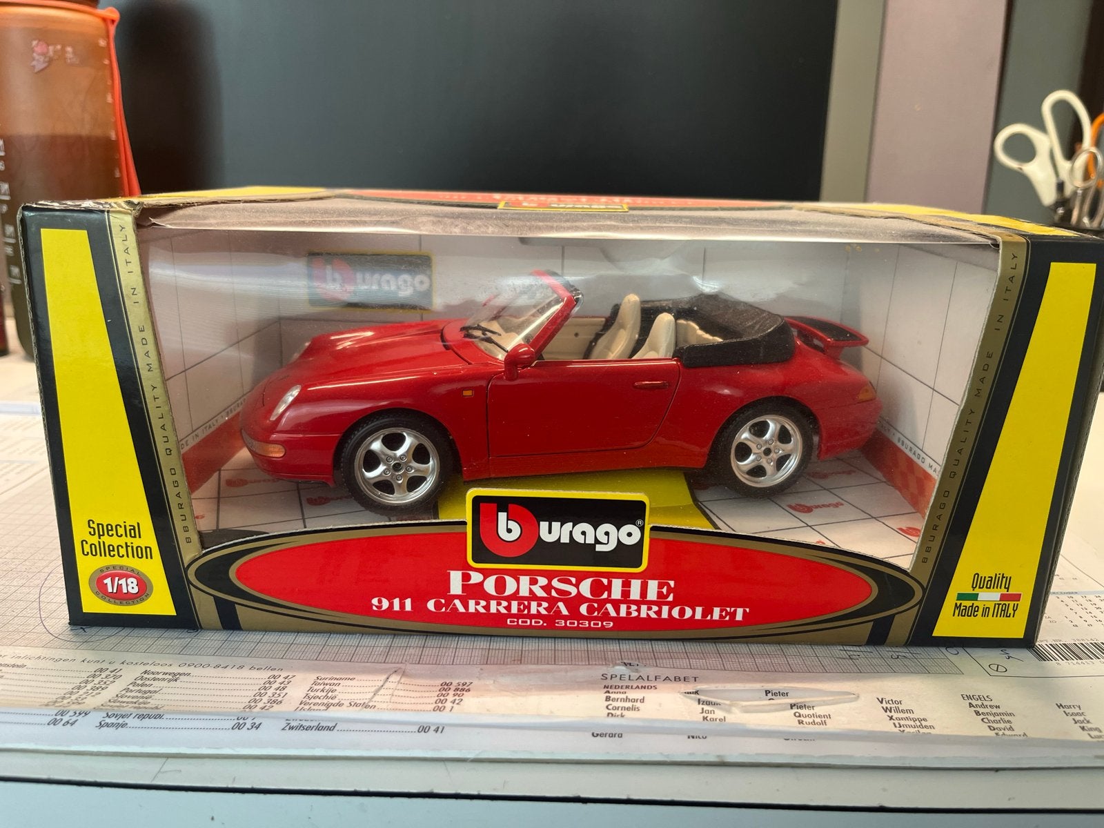Burago Porsche 911 Carrera Cabriolet 1:18, Ophalen of Verzenden, Zo goed als nieuw, Auto, Bburago