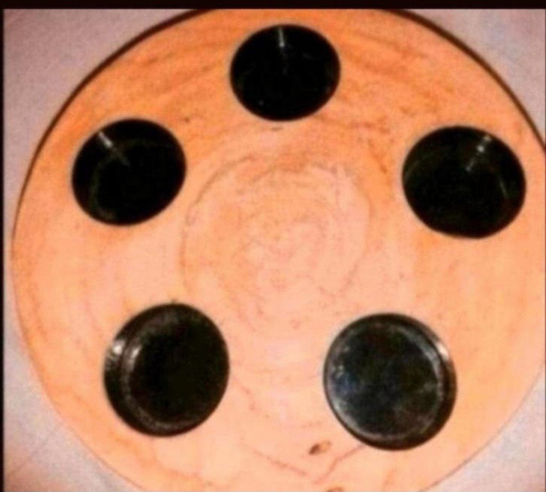 Houten schijf met gaten - Decoratief of knutselmateriaal, Ophalen of Verzenden, Zo goed als nieuw