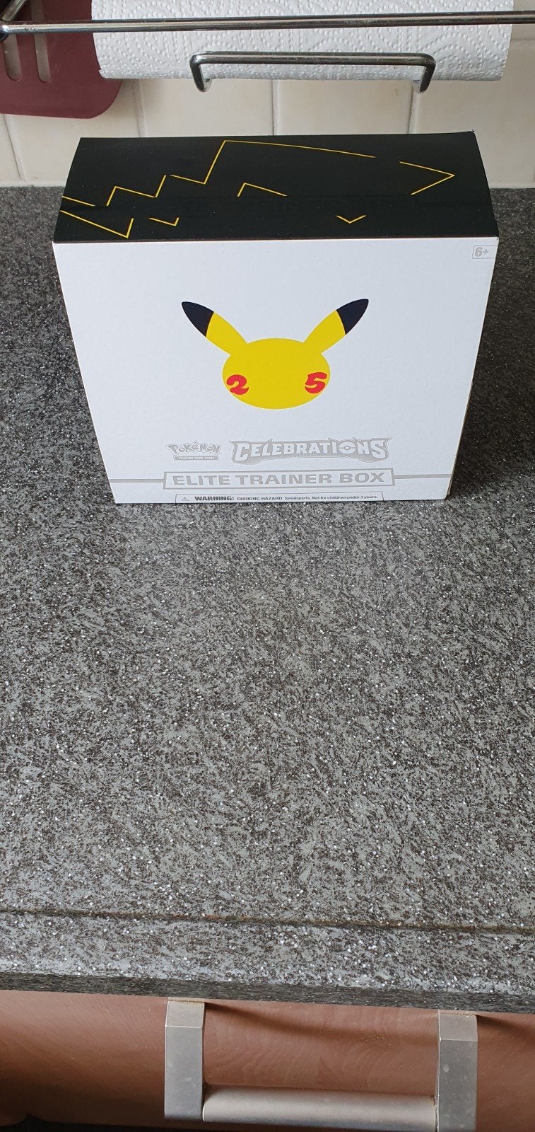 Pokémon Celebrations Elite Trainer Box 15 Holo's & 9 energy, Hobby en Vrije tijd, Verzamelkaartspellen | Pokémon, Ophalen of Verzenden