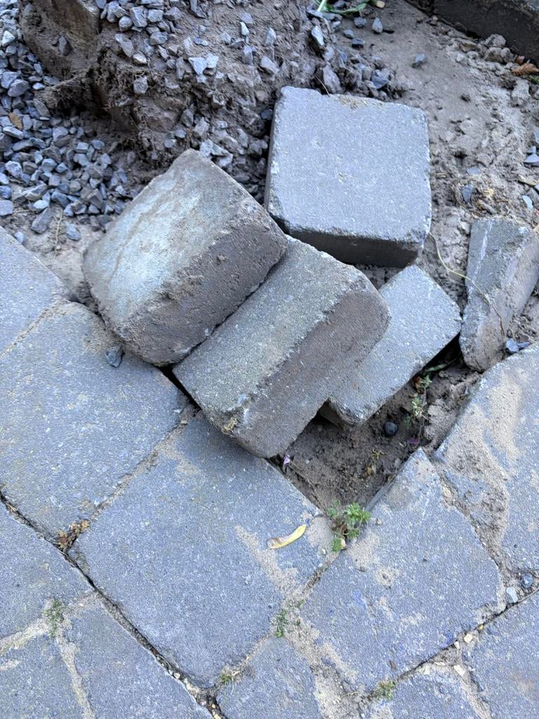 Gratis af te halen: 25m² gebruikte betontegels 15x15x6 cm, Tuin en Terras, Gebruikt, Klinkers, Ophalen of Verzenden, 10 m² of meer