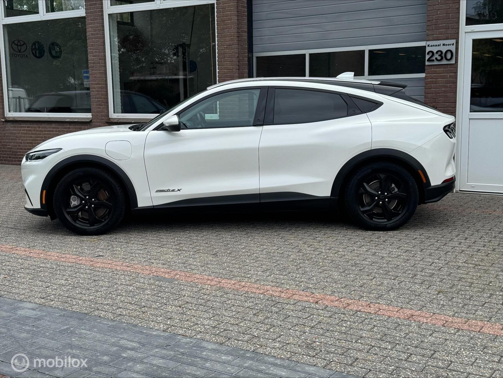 Ford Mustang Mach-E Extended RWD 98 kWh FULL OPTIONS!, Gebruikt, 750 kg, Automatische klimaatregeling, 600 km