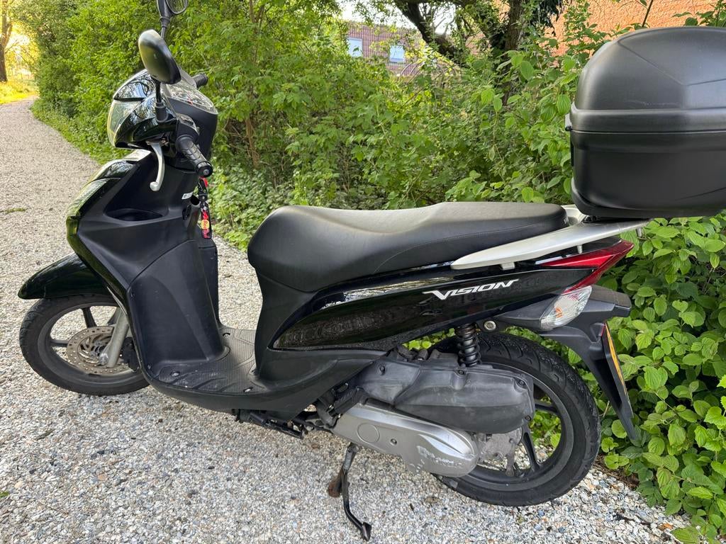 Honda Vision 110 Motorscooter - Zwart, inclusief topkoffer, Ophalen, Gebruikt, Maximaal 45 km/u, Benzine