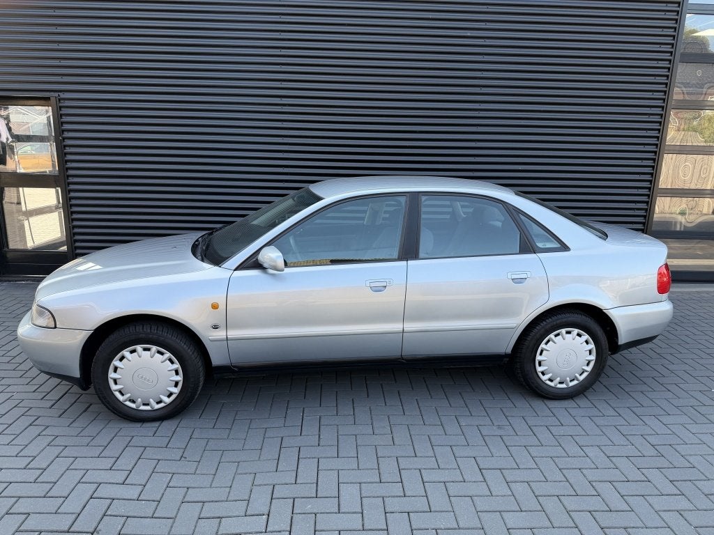 Audi A4 Limousine 1.6 GRIJS| 1996| ZEER NETJES| APK| 149DKM, Auto's, Oldtimers, Metallic lak, Handgeschakeld, Audi, Sedan