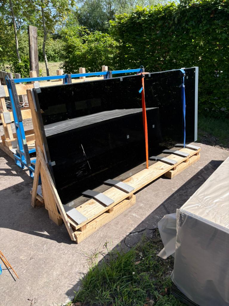 Nieuwe glazenschuifwand getint 248cm inbouwhoogte bij 4m
