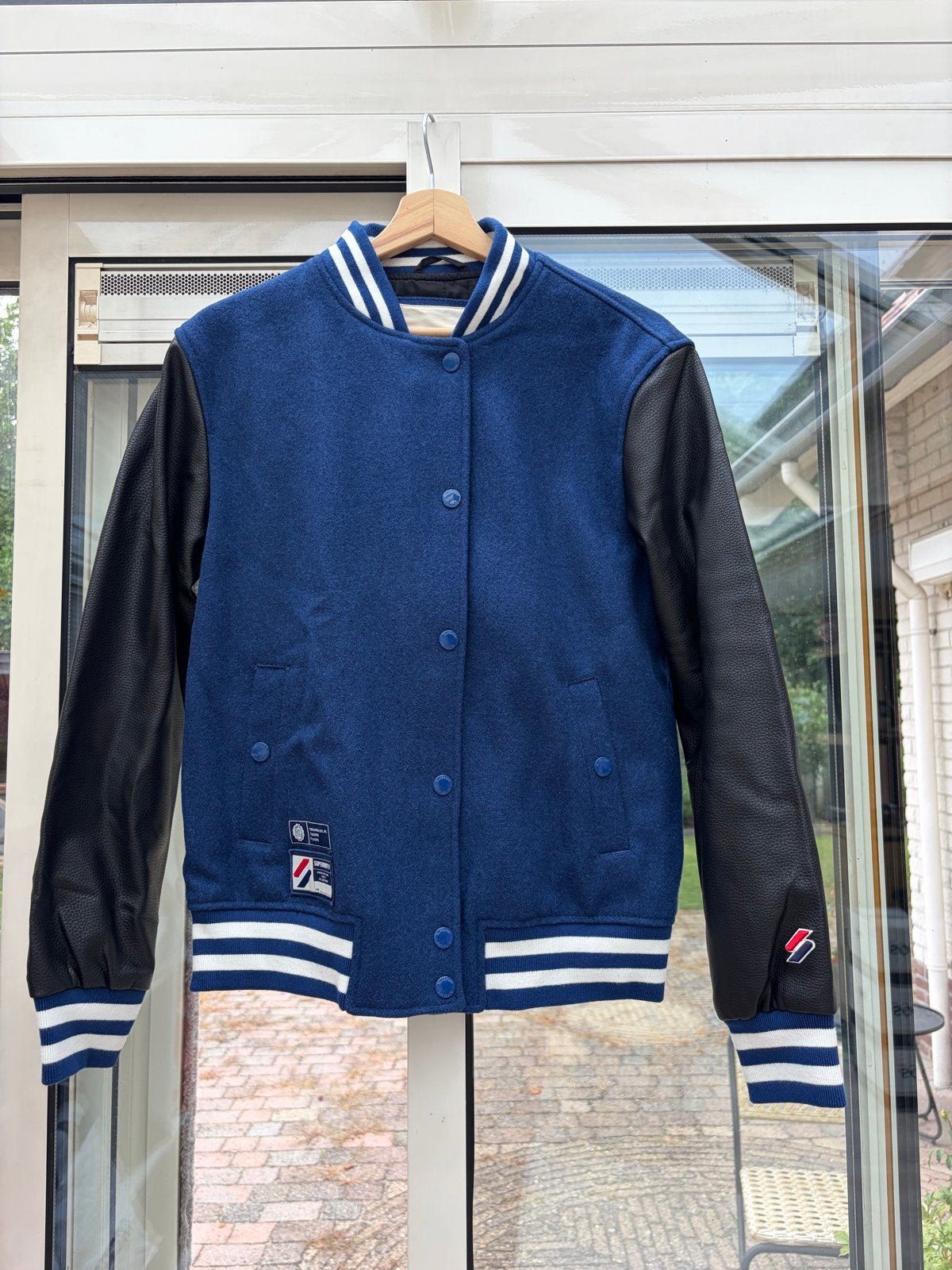 Superdry Varsity Jacket - Blauw/Zwart - Maat 38 (M), Kleding | Dames, Jassen | Zomer, Ophalen of Verzenden, Zo goed als nieuw