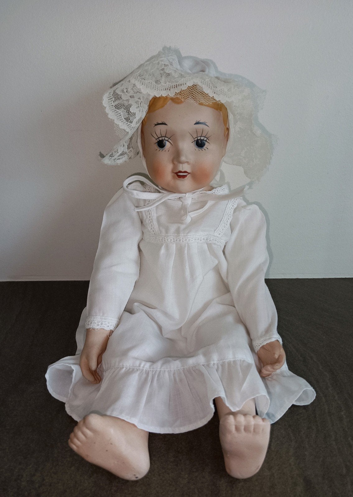 Antieke Porseleinen Pop in Witte Jurk en Muts, Antiek en Kunst, Ophalen of Verzenden