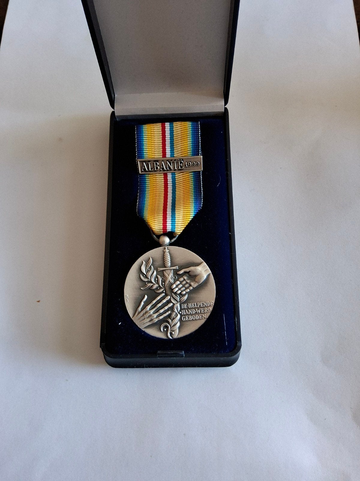 Herinneringsmedaille Rampenbrigade met gesp Albanië 1999., Verzamelen, Ophalen of Verzenden, Landmacht, Nederland, Lintje, Medaille of Wings