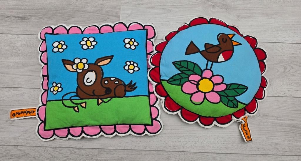 2x Kussen Babette Harms met hertje en vogel, Huis en Inrichting, Ophalen of Verzenden, Zo goed als nieuw