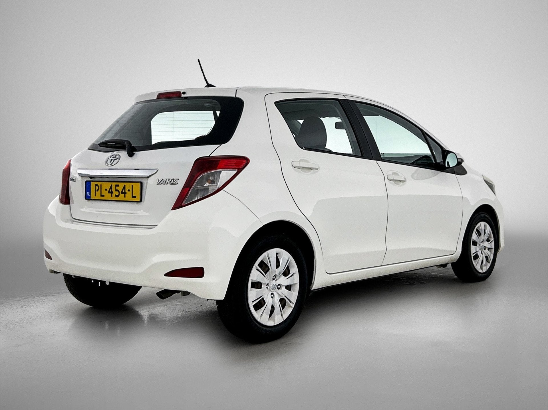 Toyota Yaris 1.3 VVT-i Aspiration (bj 2012, automaat), Auto's, Stof, Gebruikt, 4 cilinders, Wit