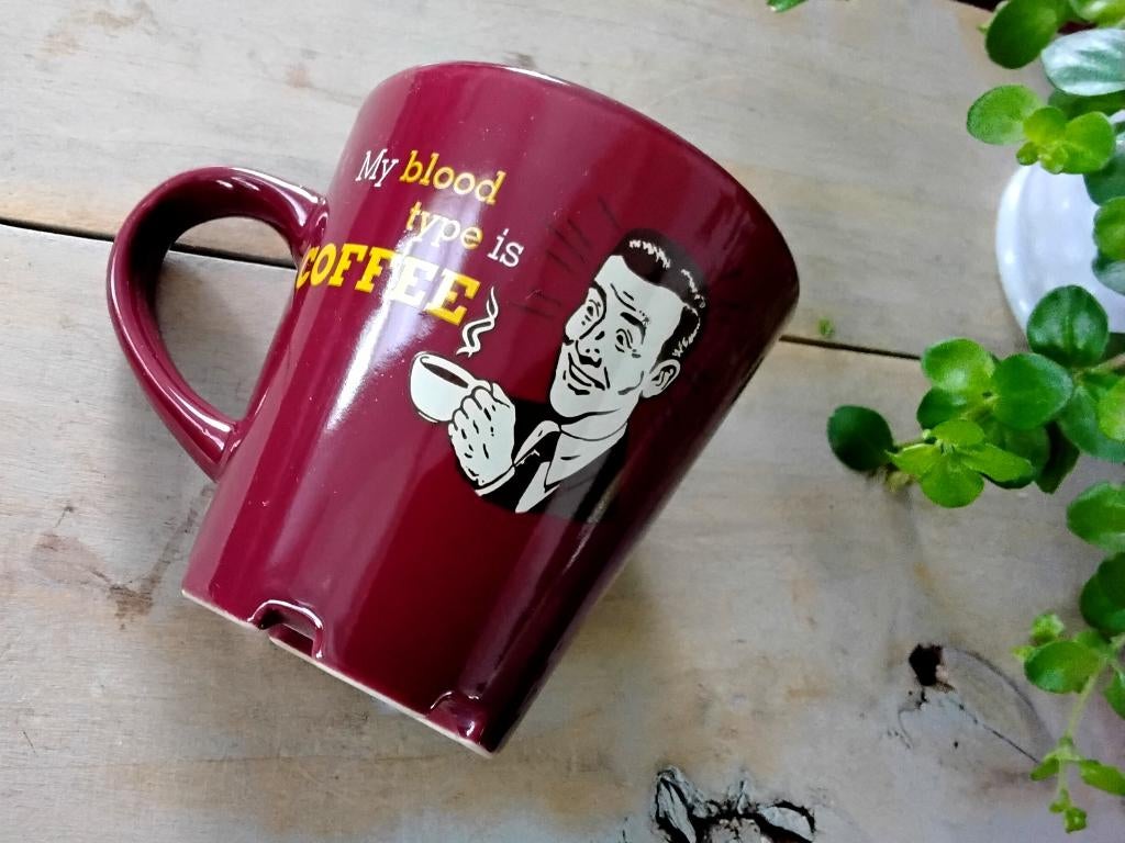 Mok met opdruk: my blood type is coffee (Burger King), Huis en Inrichting, Keuken | Servies, Keramiek, Ophalen of Verzenden, Zo goed als nieuw