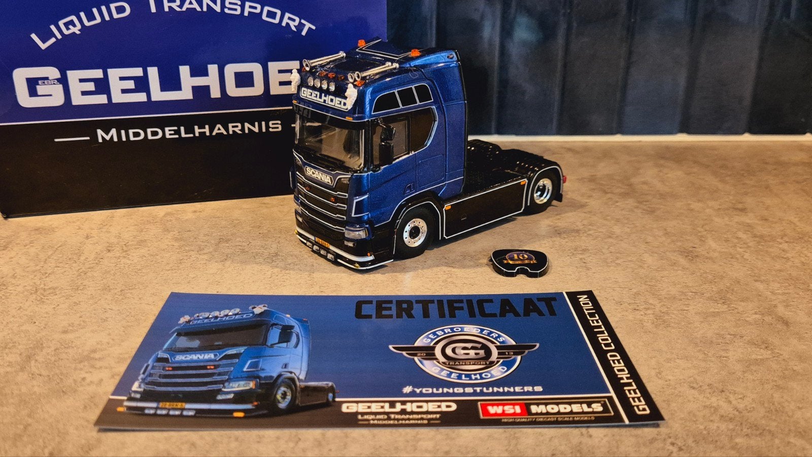 WSI GEELHOED Scania R Highline 10 Jaars Editie, Ophalen of Verzenden, Nieuw, Bus of Vrachtwagen, Wsi