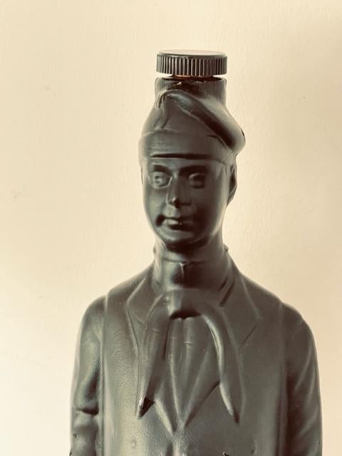 Vintage zwarte fles man figuur. Soldaat met sabel Frankrijk, Ophalen