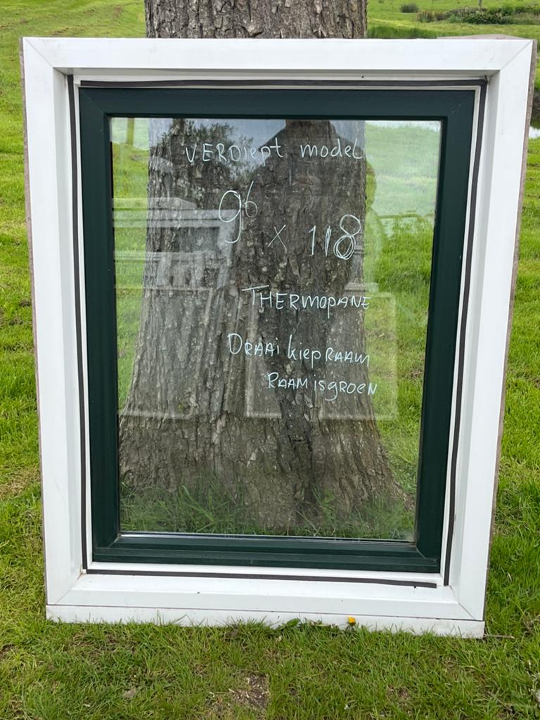 Kunststof & houten kozijnen . Zie fotos 30 stuks, Doe-het-zelf en Verbouw, Kozijnen en Schuifpuien, Ophalen of Verzenden, Zo goed als nieuw