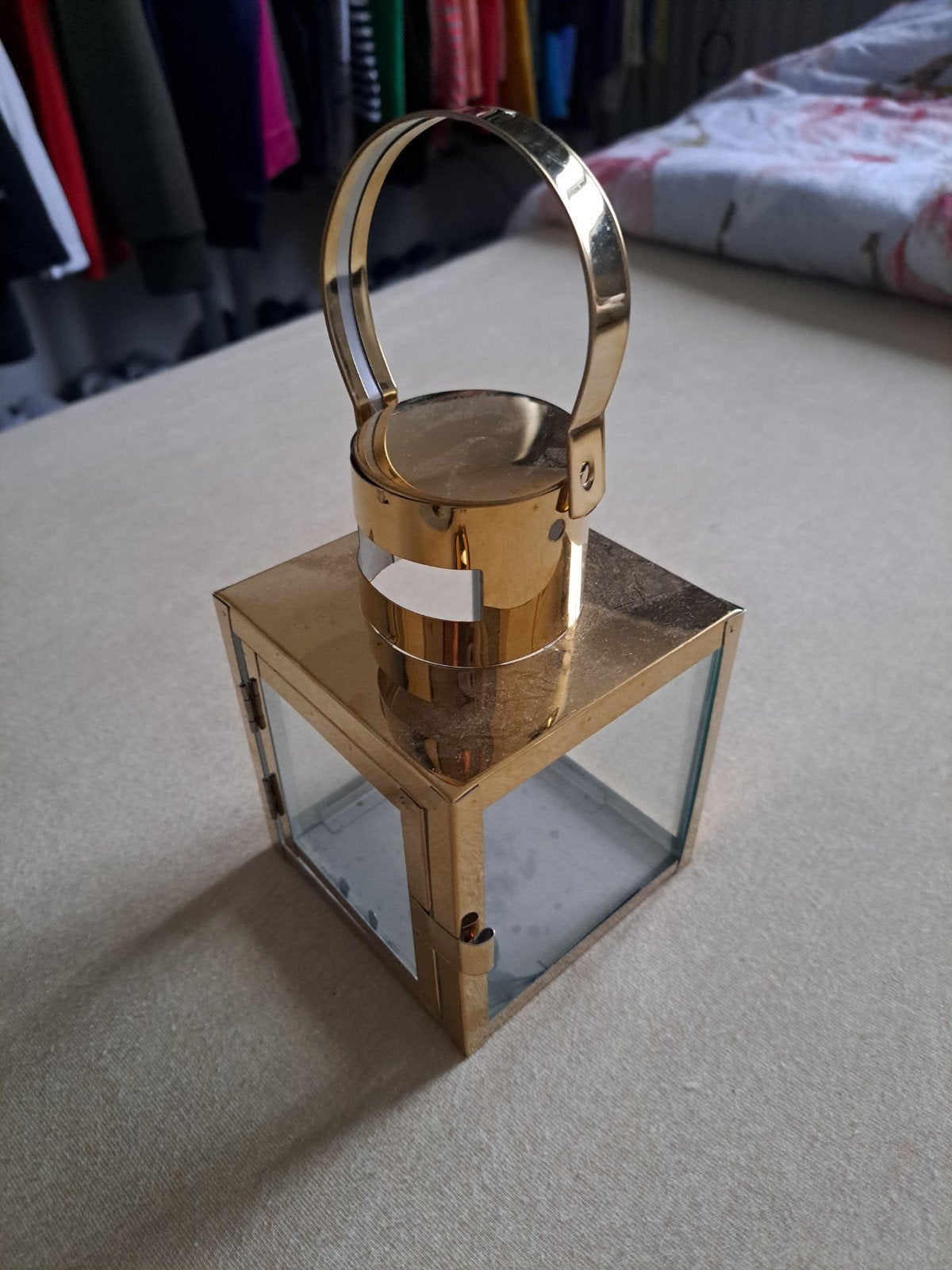 Gouden lantaarn met glazen panelen - 13 cm hoog, Gebruikt, Lantaarn, Ophalen of Verzenden, Metaal