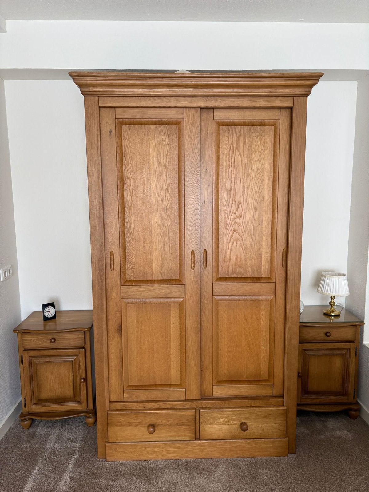 Slaapkamerset: bed, grote kast, matras en 2 nachtkastjes, Ophalen, Gebruikt, 140 cm, Twijfelaar