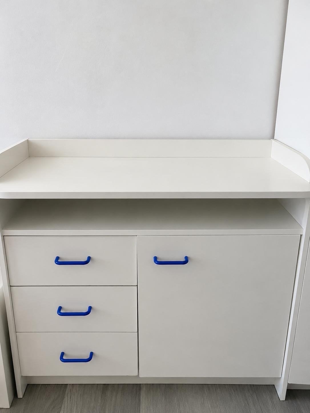 Witte commode met blauwe handgrepen, Ophalen, Gebruikt, 50 tot 70 cm, 75 tot 100 cm