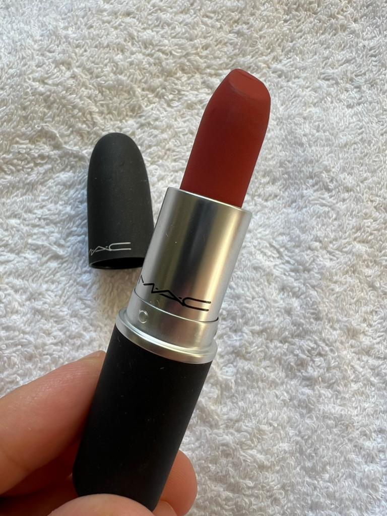 MAC Powder Kiss Lipstick 316 Devoted To Chi, Ophalen, Zo goed als nieuw, Lippen, Make-up