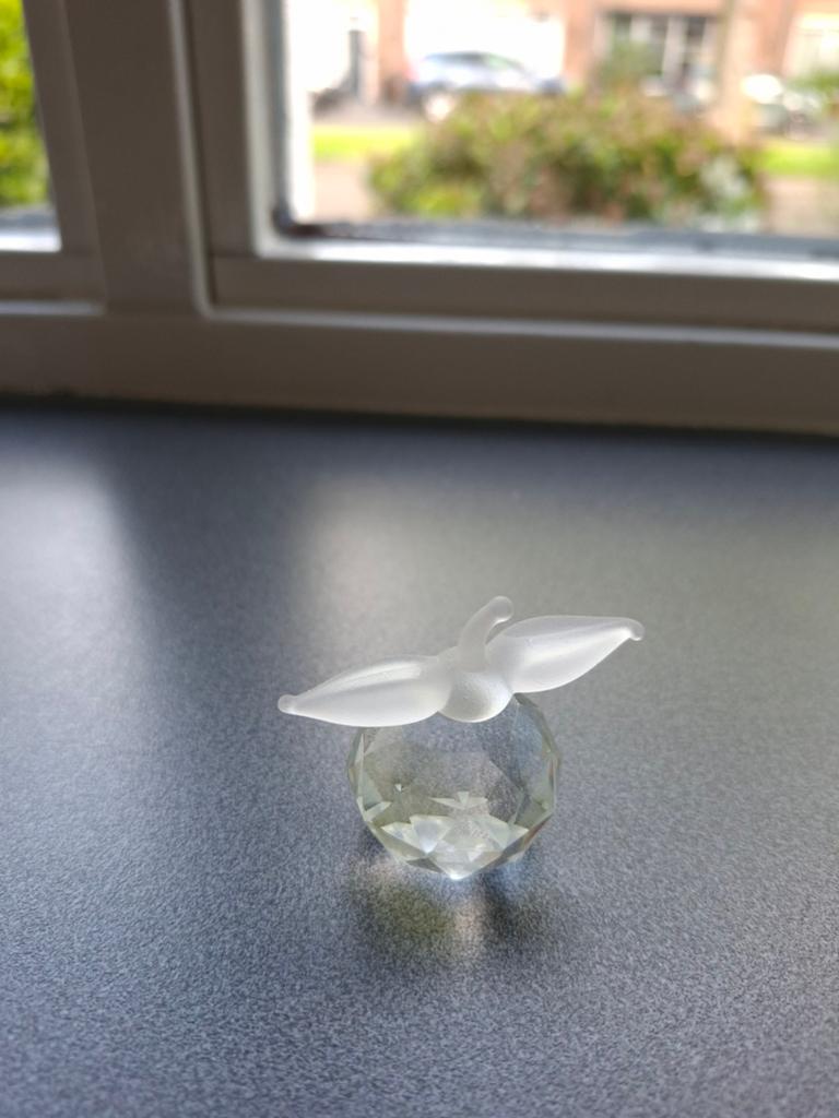 Kristallen duif op facet geslepen bol, Antiek en Kunst, Antiek | Glas en Kristal, Ophalen of Verzenden