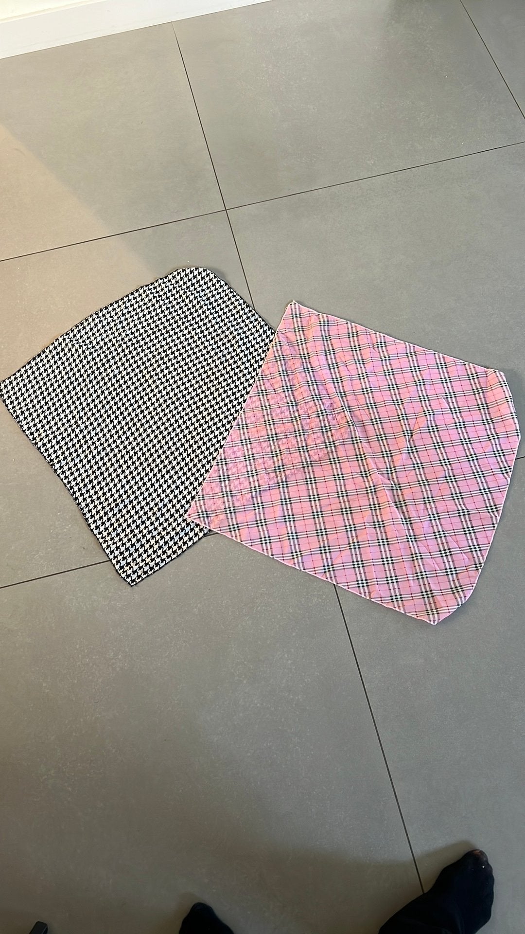 Sjaaltje roze ruit en zwart wit, Kleding | Dames, Mutsen, Sjaals en Handschoenen, Ophalen of Verzenden, Gedragen, Maat 38/40 (M)