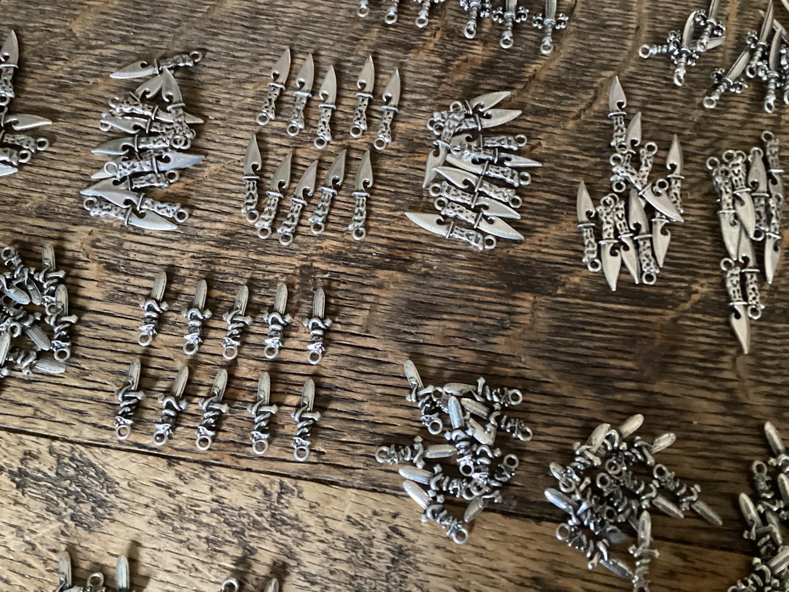 Bedels dolk, mes, zwaard meer dan 300 stuks voor, € 12,50, Overige merken, Overige materialen, Ophalen of Verzenden, Zo goed als nieuw