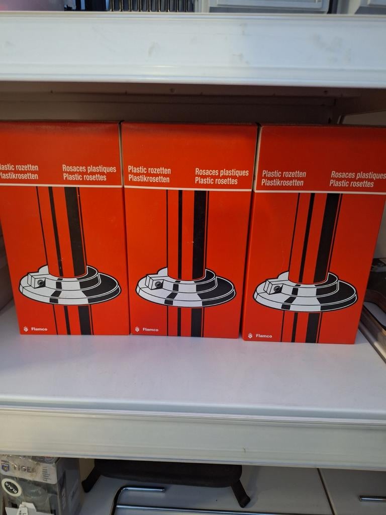 Plastic rozetten 50 stuks in doosje Voor om de buizen heen, Doe-het-zelf en Verbouw, Buizen en Afvoer, Pvc, Nieuw, Ophalen of Verzenden