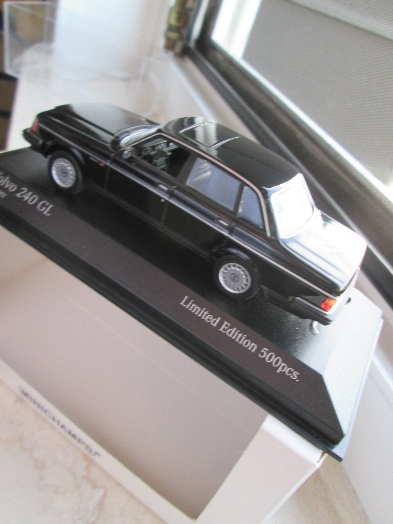 Minichamps Volvo 240 GL schwarz Limit 500 1:43, Ophalen of Verzenden, Zo goed als nieuw, Auto, MiniChamps