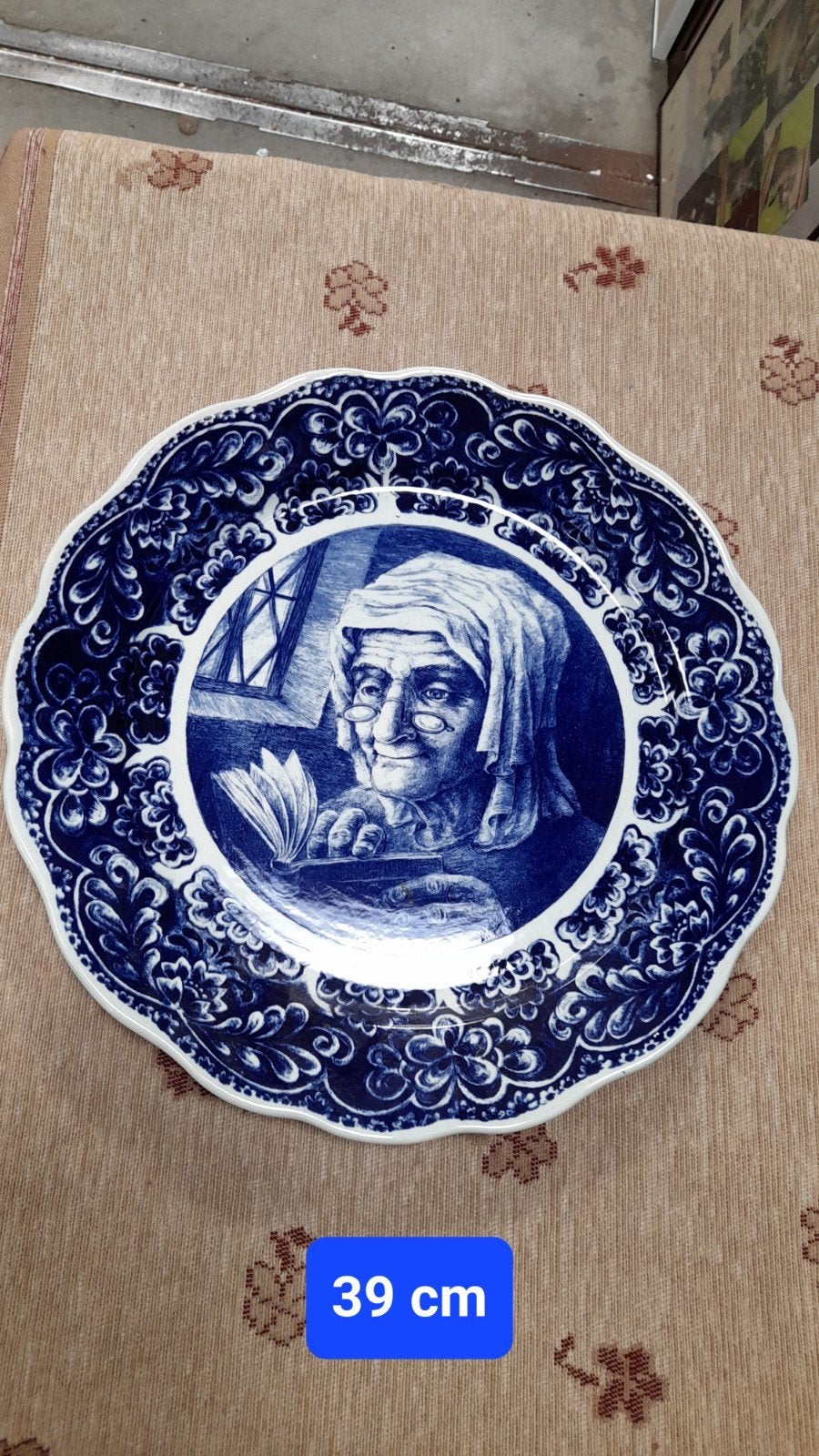 Groot Delfts Blauw Boch Frères Wandbord - 'De Lezende Vrouw', Antiek en Kunst, Antiek | Wandborden en Tegels, Ophalen