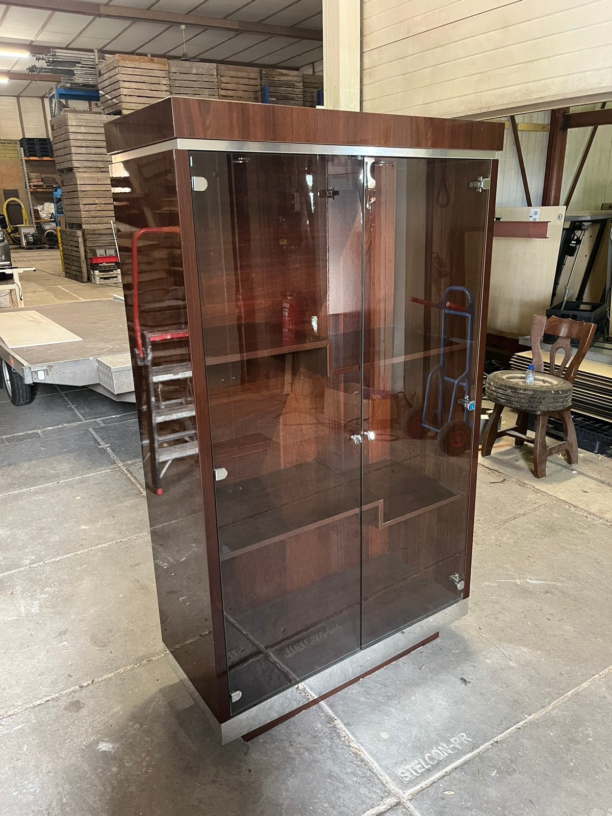 Italiaanse hoogglans vitrinekast, Ophalen, Met plank(en), 100 tot 150 cm, Nieuw