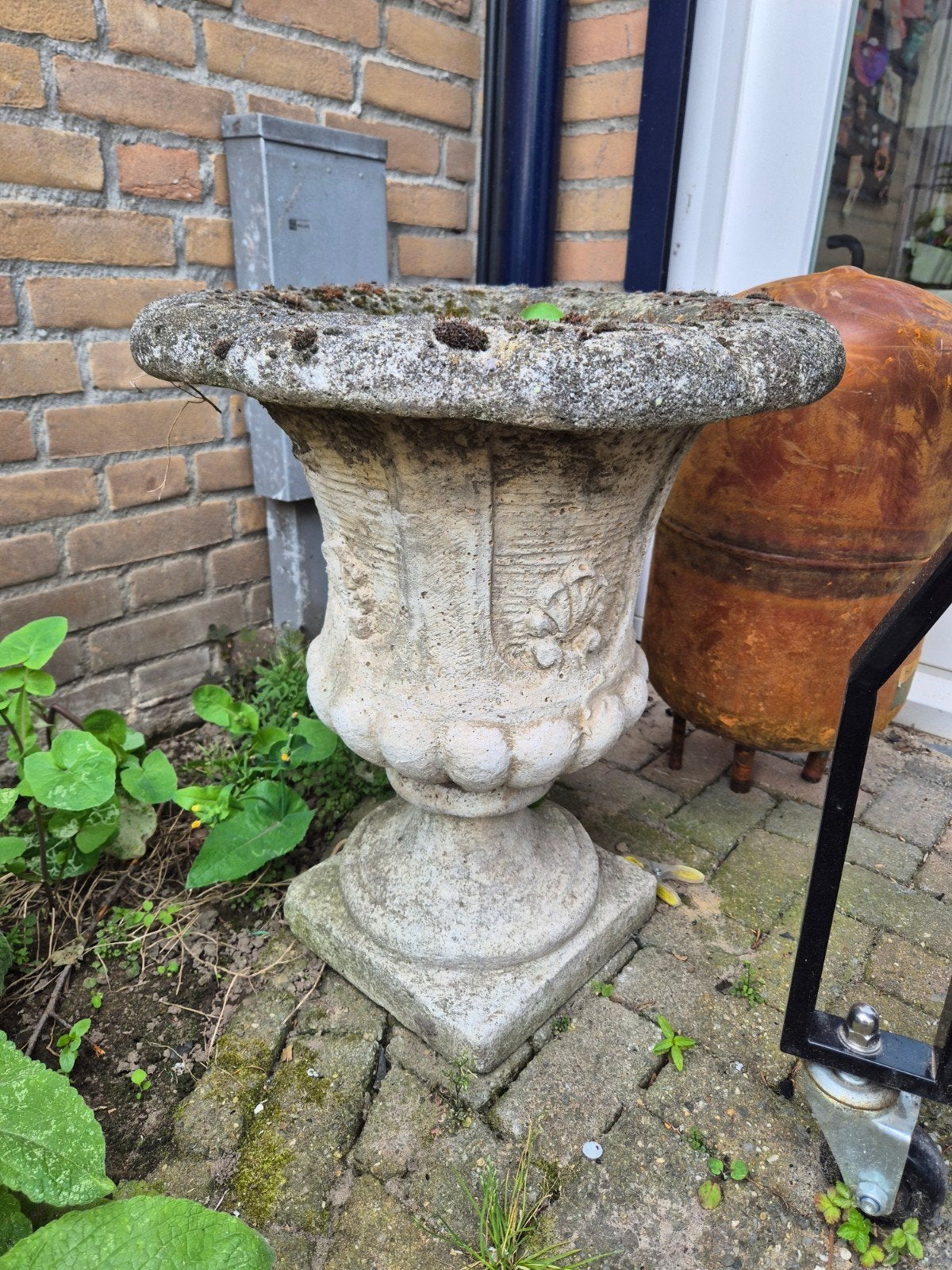 Antieke stenen tuinvaas met reliëfversiering - Vintage, Ophalen