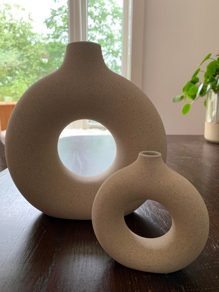 Set van 2 H&M Home decoratieve vazen, zandkleurig, Huis en Inrichting, Woonaccessoires | Vazen, Ophalen, Overige kleuren, Aardewerk of Porselein