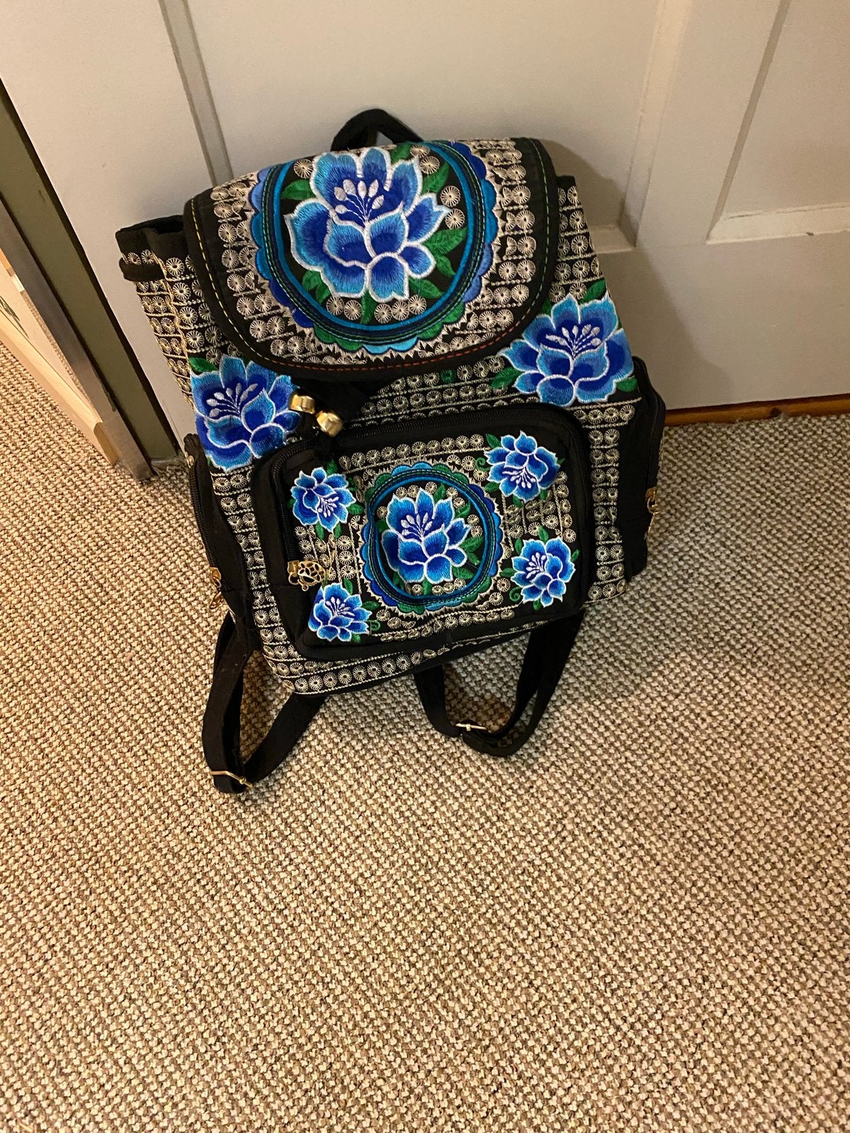 Zwarte rugzak met blauwe bloemen borduursels, Sieraden, Tassen en Uiterlijk, Tassen | Rugtassen, Overige merken, 25 tot 40 cm