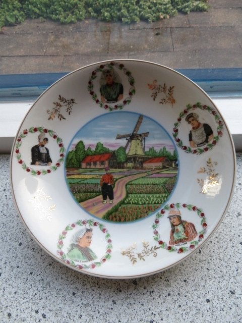 Decoratief bord: Molen, tulpen en klederdracht (20 cm), Gebruikt, Vintage, Ophalen of Verzenden, Bord(en)