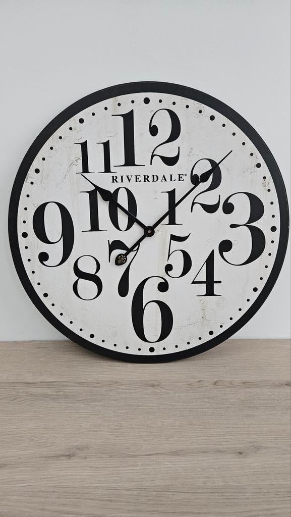 Riverdale wandklok ongeveer 60 cm, Ophalen of Verzenden, Zo goed als nieuw, Analoog, Wandklok