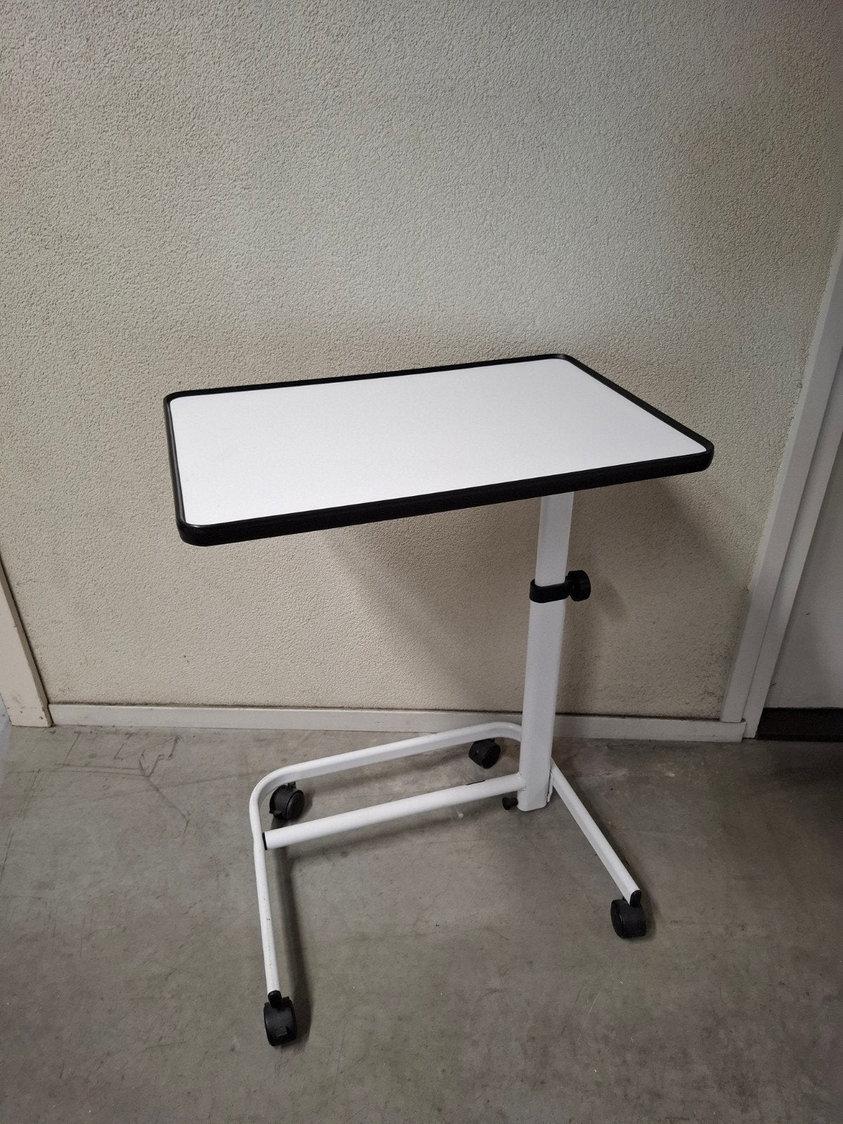 Verrijdbare bedtafel / laptoptafel, Ophalen, Minder dan 55 cm, Gebruikt, Metaal of Aluminium