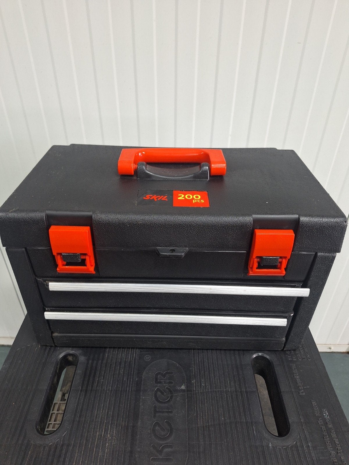 Skil Schroefboormachine met 200-delige accessoireset, Ophalen of Verzenden, Gebruikt, Boor- en Schroefmachine