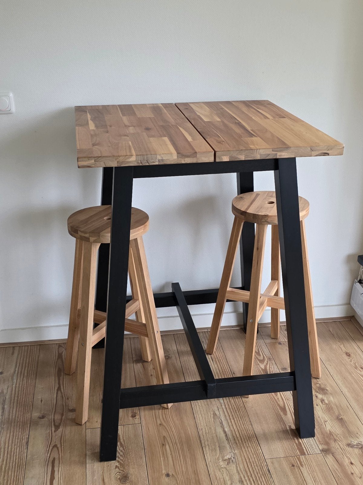 Hoge bartafel met 2 krukken - massief hout en metaal, Huis en Inrichting, Ophalen, Zo goed als nieuw
