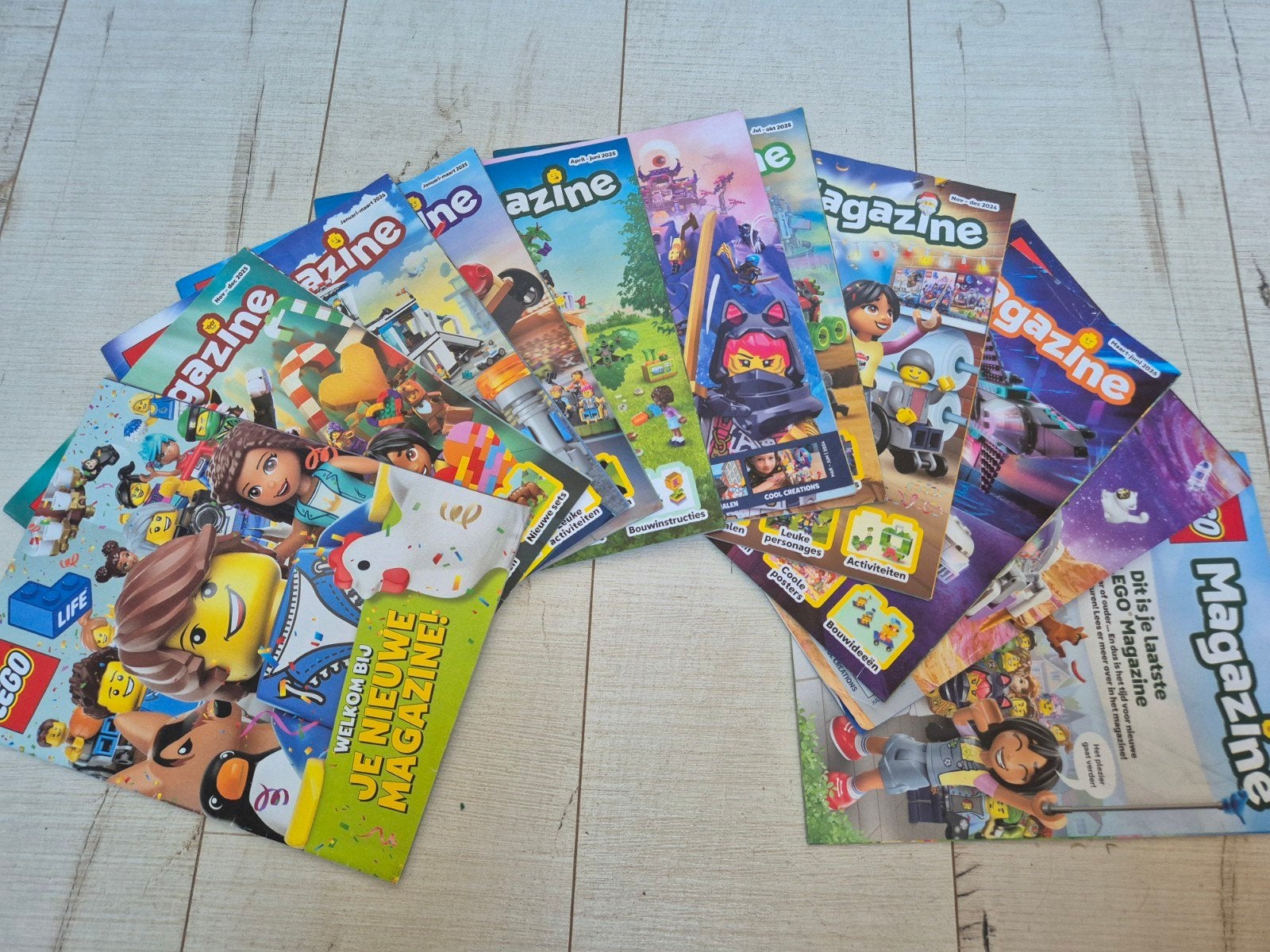 11 LEGO life Magazine 2024/2025, Ophalen, Zo goed als nieuw