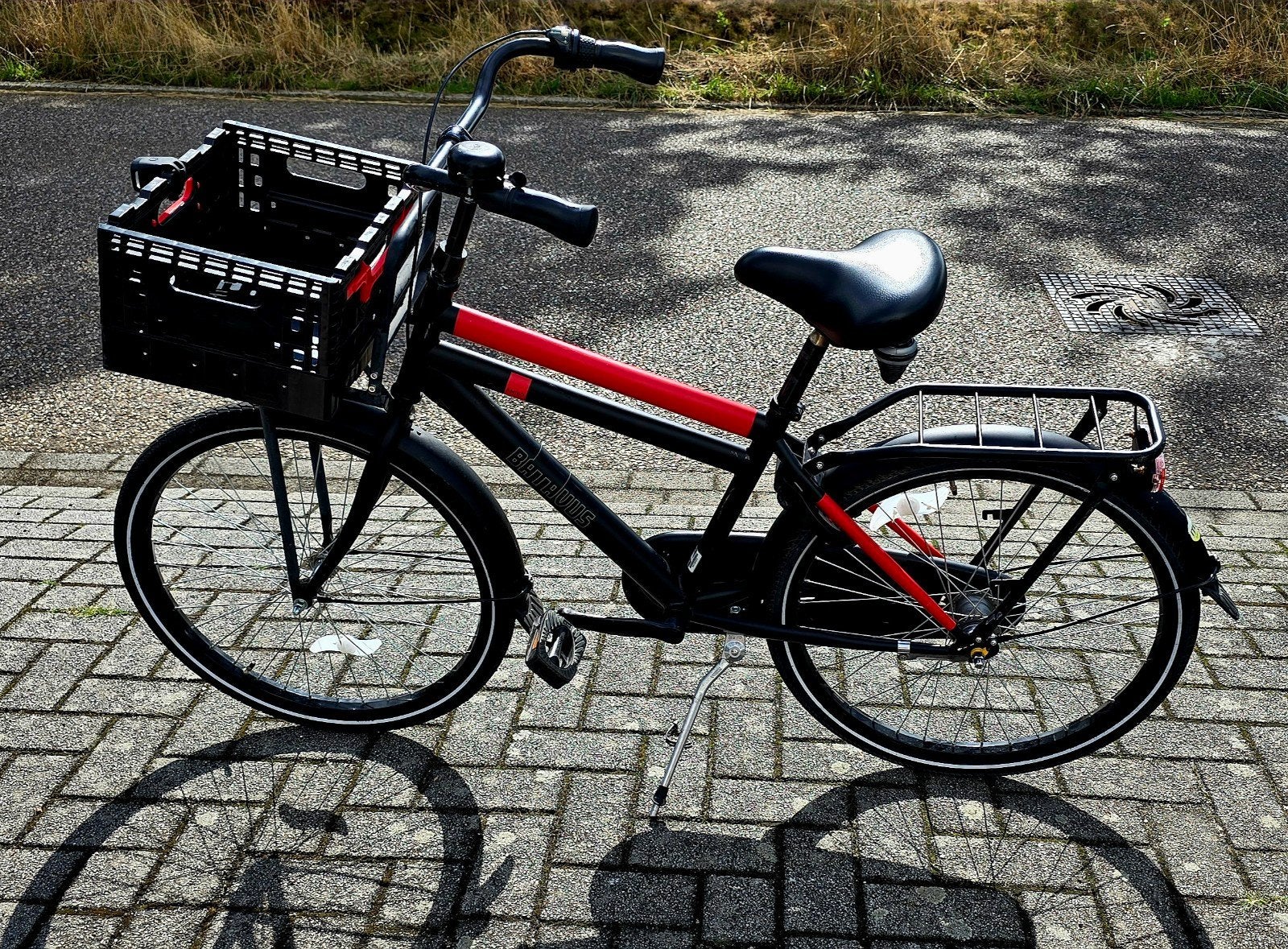 Batavus zwart-rode fiets 26 inch met krat 3 versnellingen, Fietsen en Brommers, Fietsen | Dames | Damesfietsen, Ophalen, Gebruikt