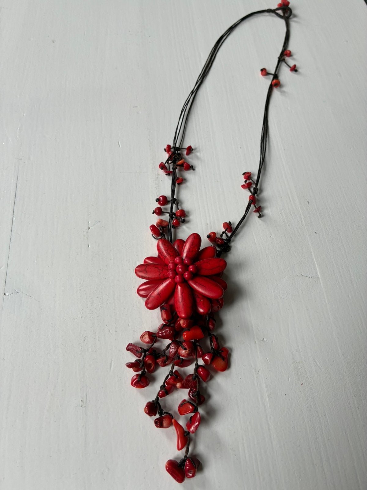 Koraal bloem ketting natuurlijke koraal en howliet vintage, Ophalen of Verzenden, Gebruikt, Rood, Steen of Mineraal