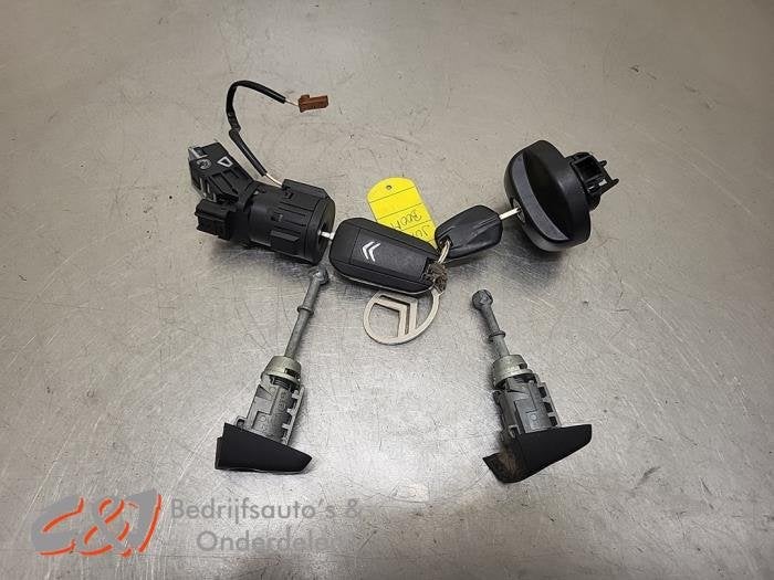 Kontaktslot + Sleutel van een Citroen Jumpy