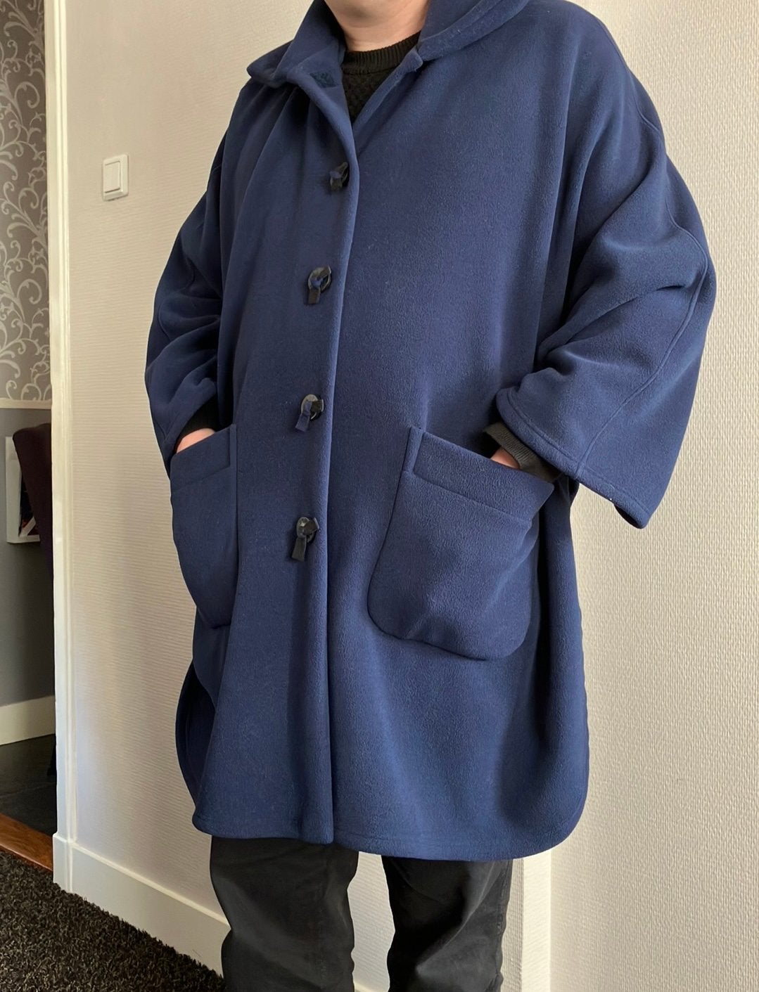 Fleece rolstoelcape - lang over de knie - korte rug, Ophalen of Verzenden, Gedragen