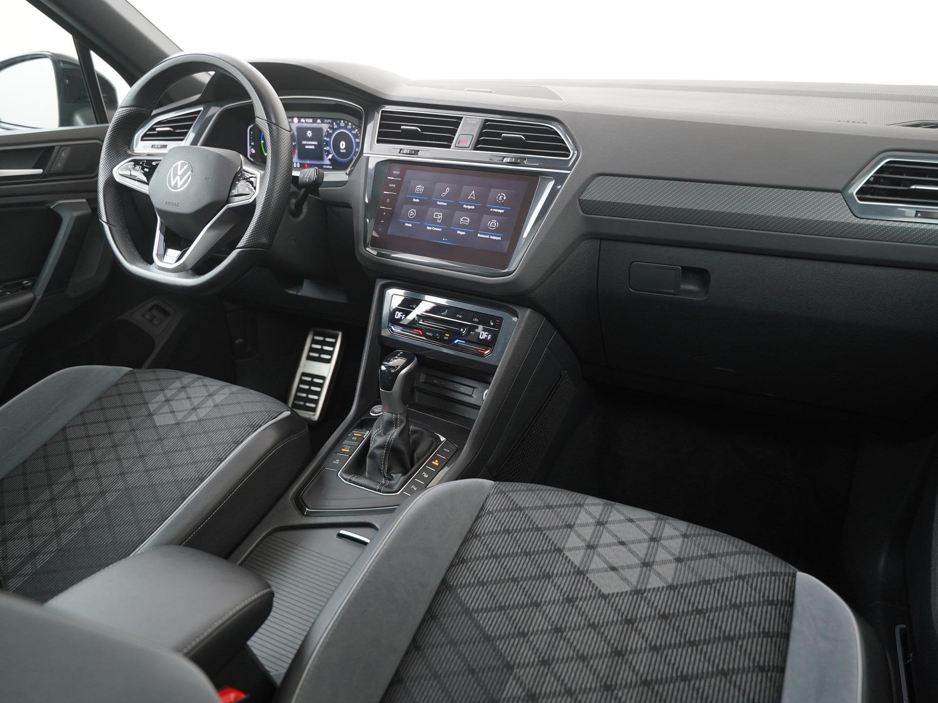 Volkswagen Tiguan 1.4 TSI eHybrid R-Line Black Style | Panor, Auto's, Stof, 4 cilinders, Automatische klimaatregeling, Zwart