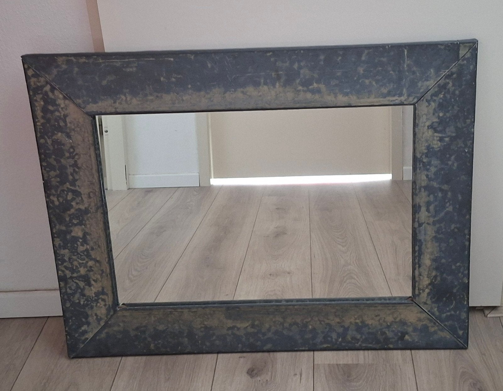 Unieke spiegel met handgemaakte lijst van lood  maat 80x60 c, Ophalen of Verzenden, Rechthoekig, Minder dan 100 cm