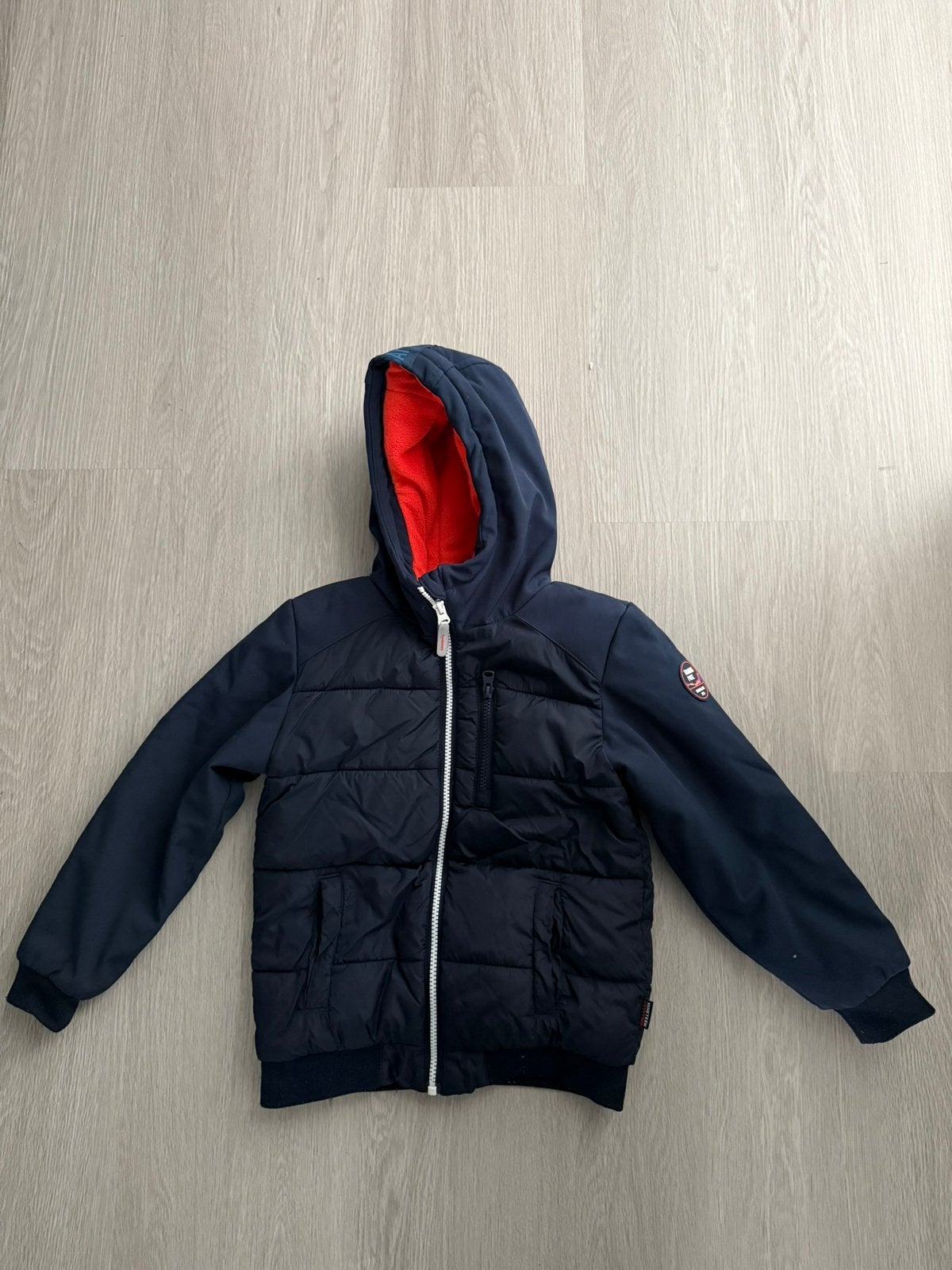 Donkerblauwe winterjas van WE Fashion maat 122/128 jongens, Ophalen of Verzenden, Zo goed als nieuw, Jongen, Jas