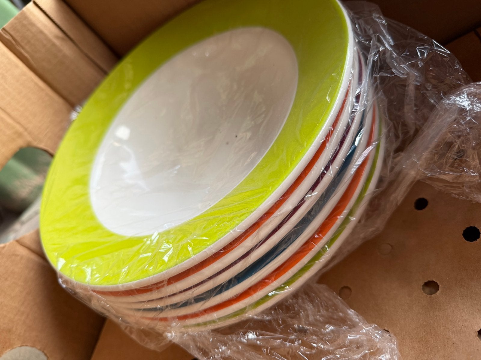 Nieuwe diepe serveer borden, wit met diverse kleuren rand, Ophalen, Keramiek, Nieuw, Bord(en)